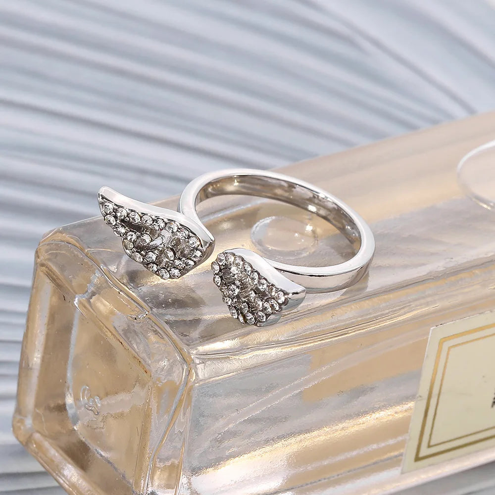 Δαχτυλίδι με φτερά αγγέλου και στρας