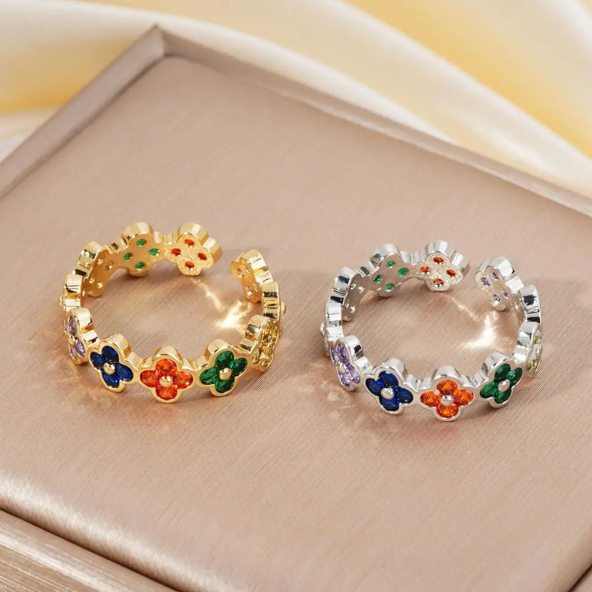 Δαχτυλίδι με πολύχρωμα τετράφυλλα τριφύλλια σε ζιρκονία χρυσό