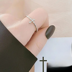 Κομψό δαχτυλίδι με σταυρό από ζιρκόν