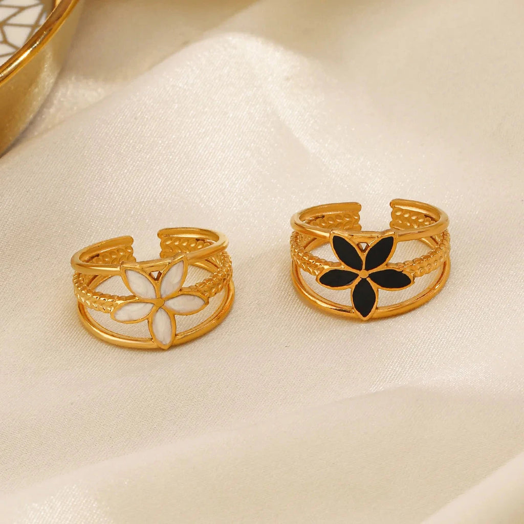 Κομψό δαχτυλίδι με λευκό λουλούδι