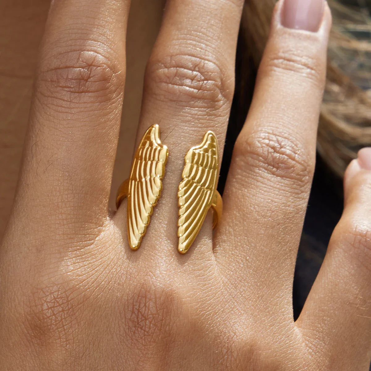 Φαρδύ δαχτυλίδι με φτερά αγγέλου