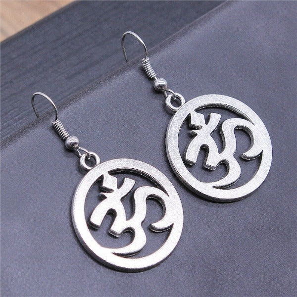 Σκουλαρίκι Βουδισμού Om ασημί
