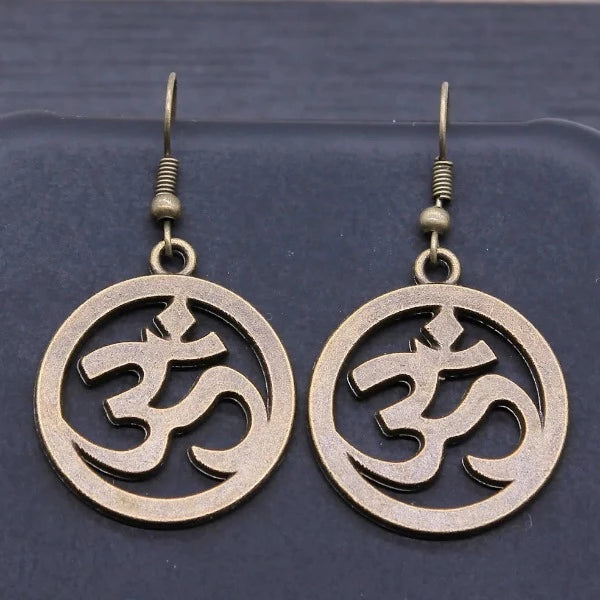 Σκουλαρίκι Βουδισμού Om μπρονζέ