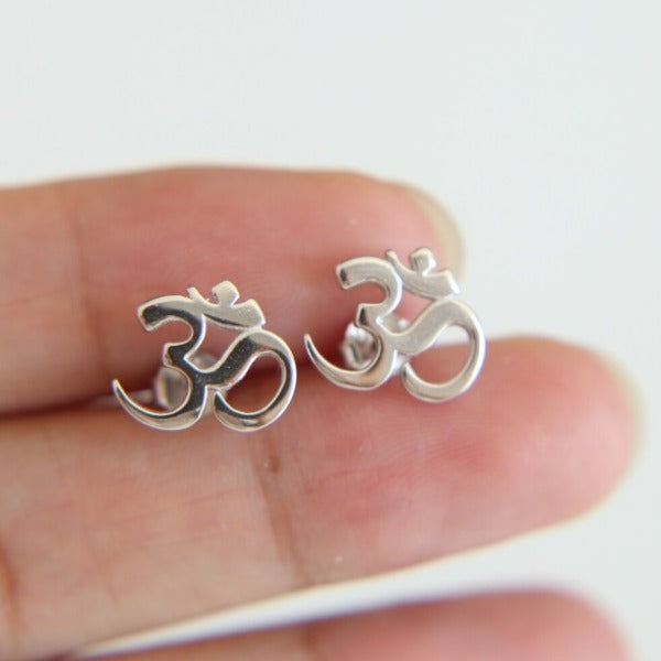 Βουδιστικό σκουλαρίκι Om ασημί