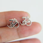 Βουδιστικό σκουλαρίκι Om ασημί