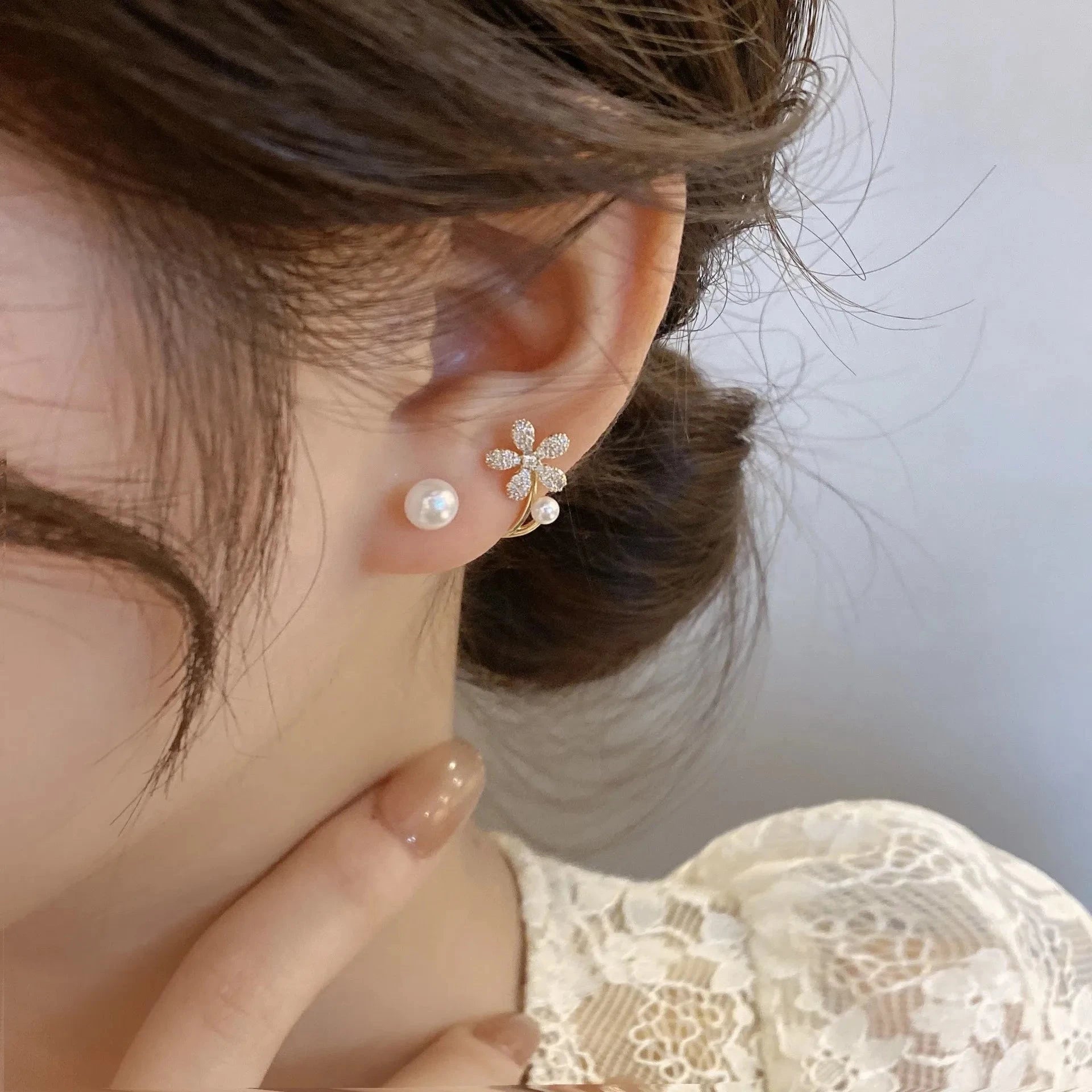 Boucles d'Oreilles Clou avec Fleur en Zircon et Perle