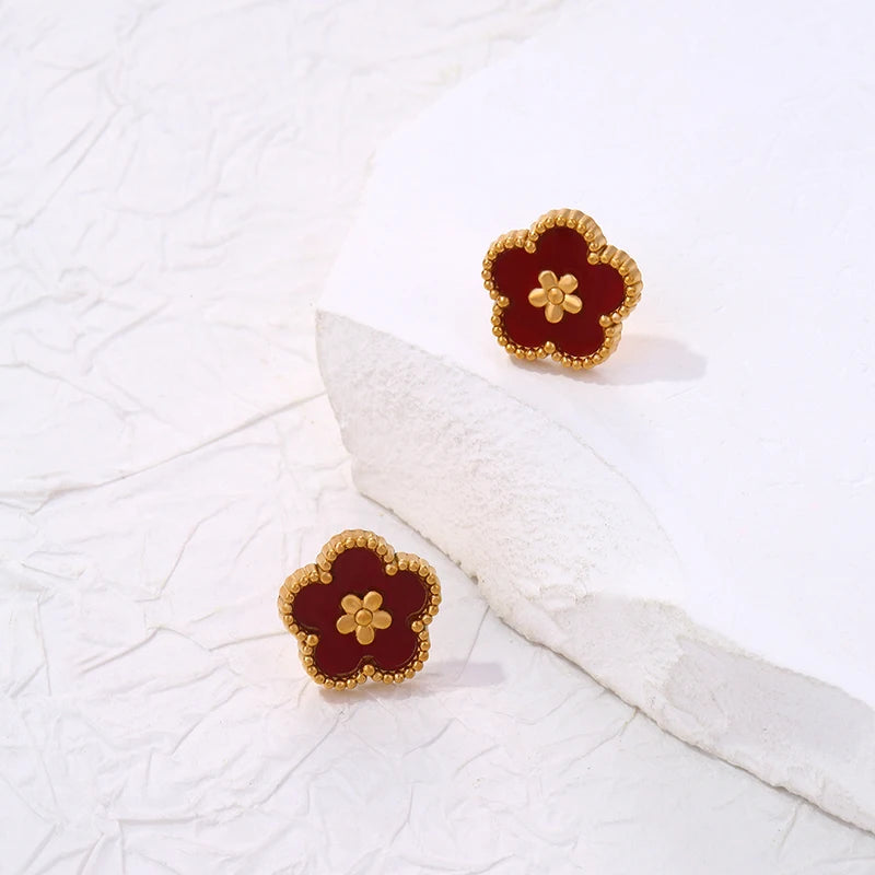 Σκουλαρίκια καρφωτά με τριφύλλι 5 φύλλων κόκκινο