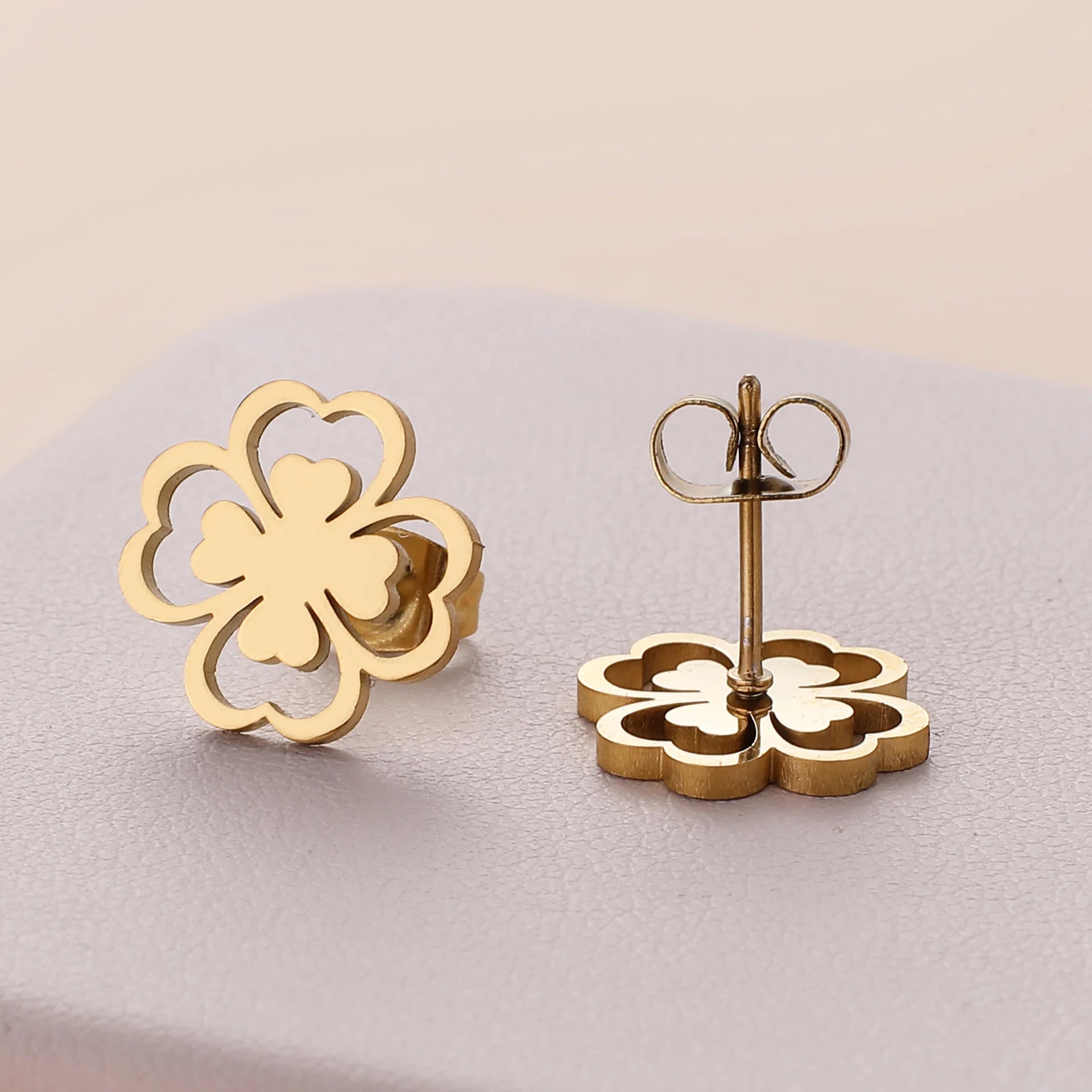 Σκουλαρίκια καρφίτσα με φύλλο τετράφυλλου τριφυλλιού χρυσό