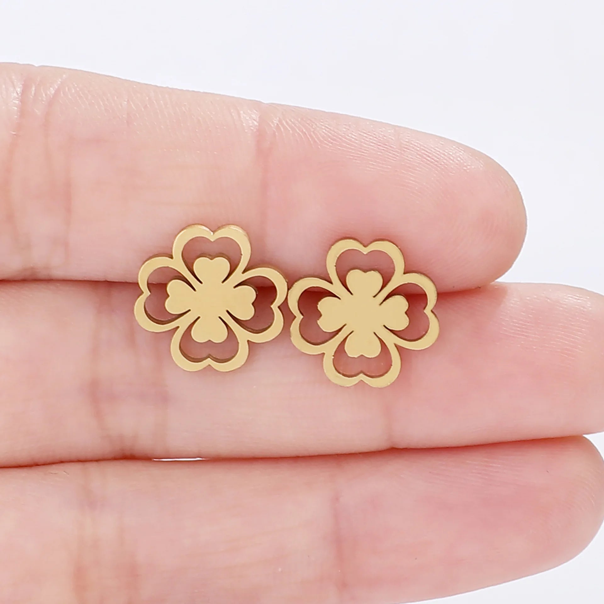 Σκουλαρίκια καρφίτσα με φύλλο τετράφυλλου τριφυλλιού χρυσό