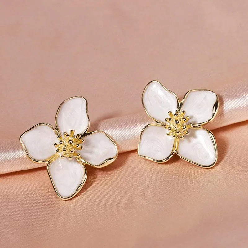 Σκουλαρίκια καρφάκια λουλούδι ιβίσκου με περλέ λευκά πέταλα