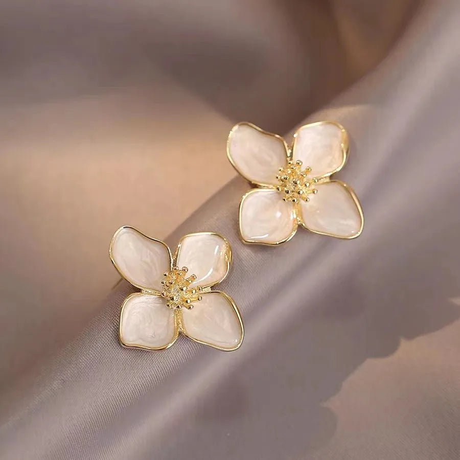 Σκουλαρίκια καρφάκια λουλούδι ιβίσκου με περλέ λευκά πέταλα