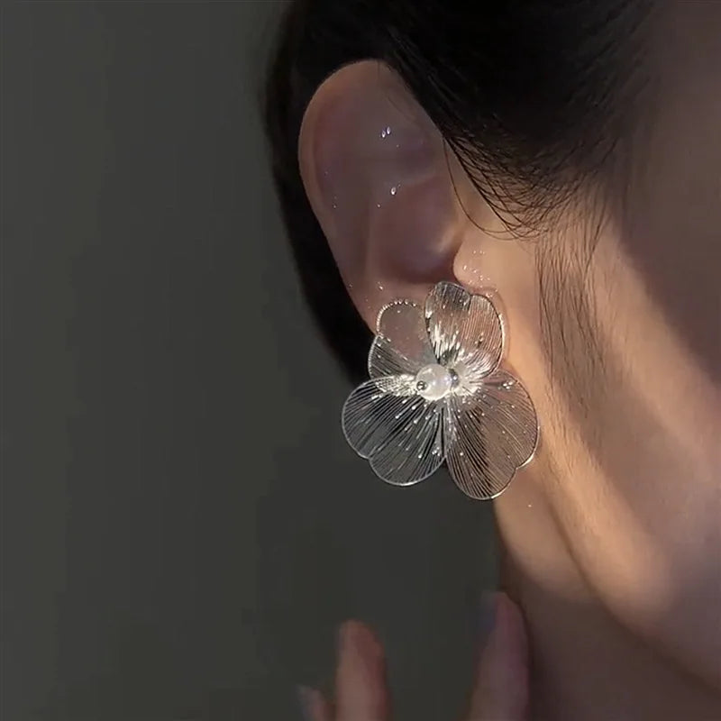 Σκουλαρίκια Καρφίτσα Λουλούδι Με Μεγάλα Λευκά Πέταλα