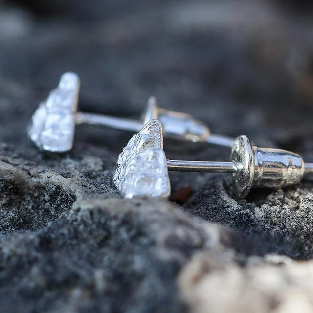 Boucles d'Oreilles Clou Montagnes Argentées


Matière: acier


Couleurs: argent


Taille: 1 cm de diamètre (voir image)


Garanti sans allergène, convient pour homme, femme, garçon ou fille


Produit très travaillé
