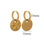 Boucles d'oreilles créoles avec pendentif rond soleil et lune gravés