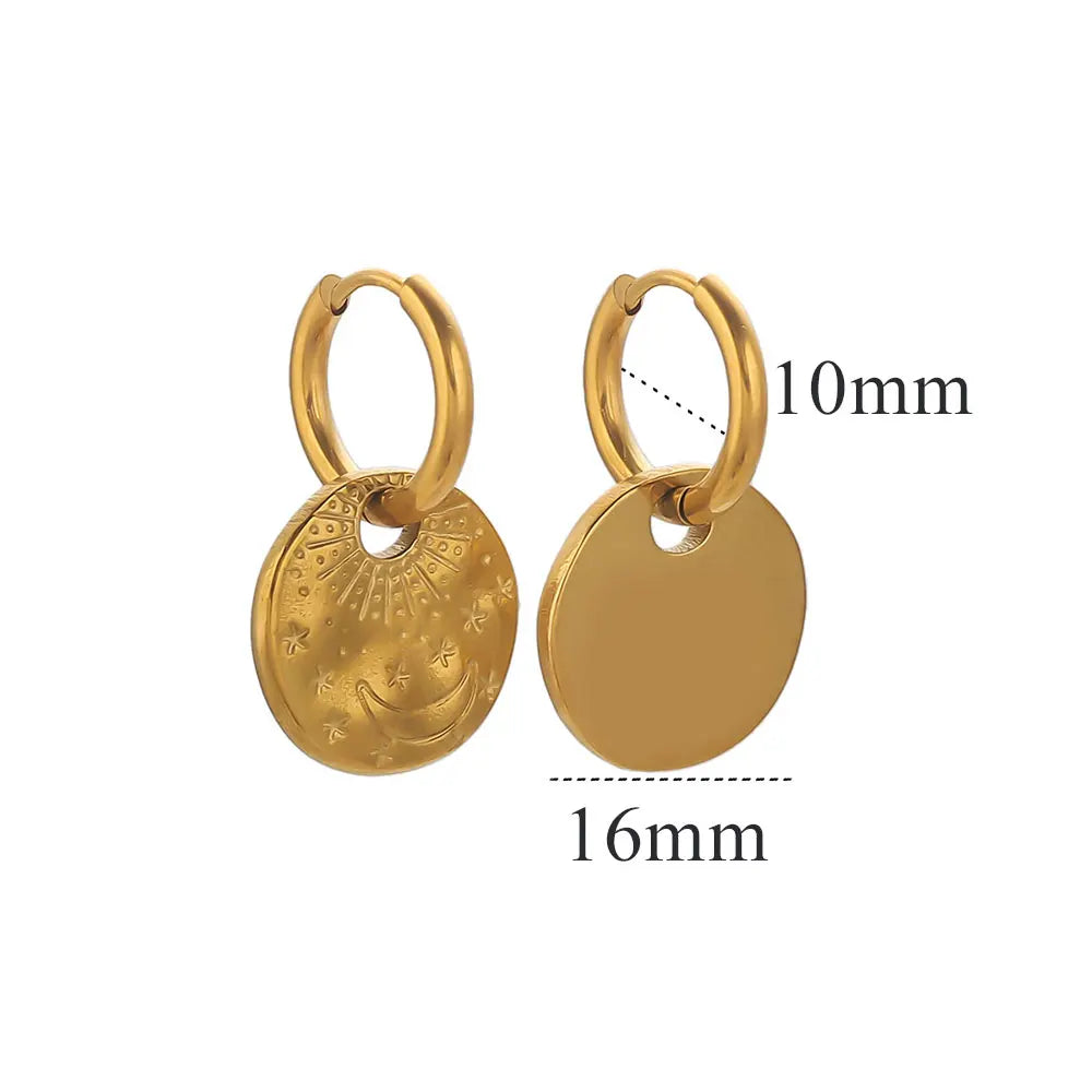 Boucles d'oreilles créoles avec pendentif rond soleil et lune gravés