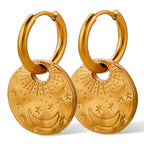 Boucles d'oreilles créoles avec pendentif rond soleil et lune gravés