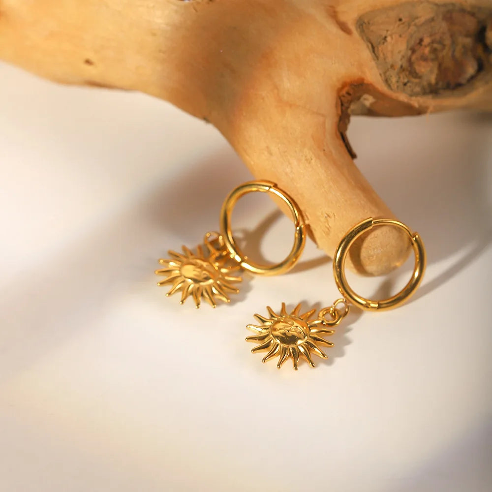 Boucles d'oreilles créoles avec pendentif soleil visage