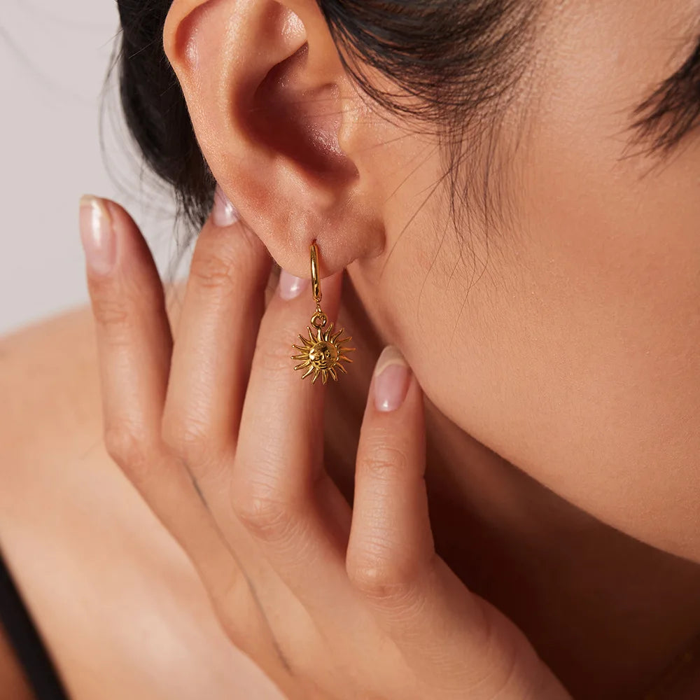 Boucles d'oreilles créoles avec pendentif soleil visage