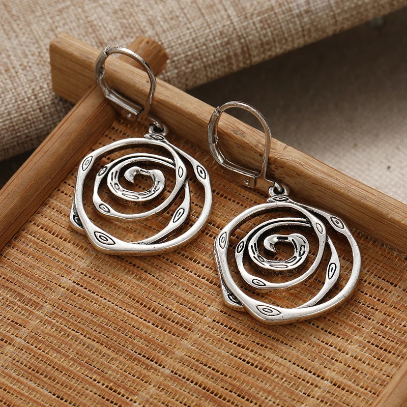Κρεμαστά σκουλαρίκια με σκαλιστή σπείρα