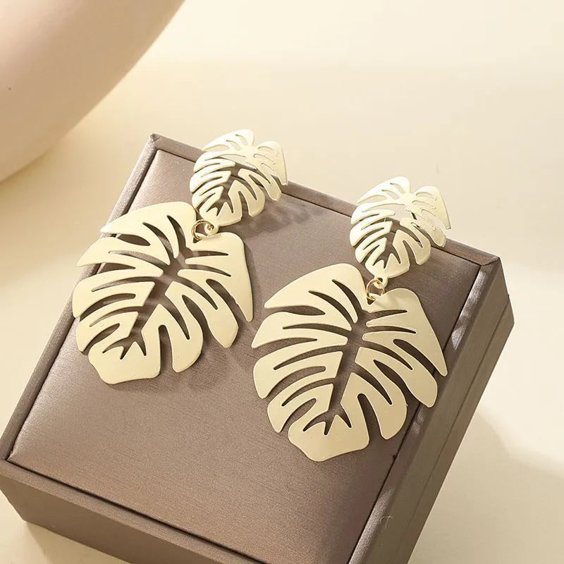 Boucles d'Oreilles Pendantes Feuille de Palmier blanc