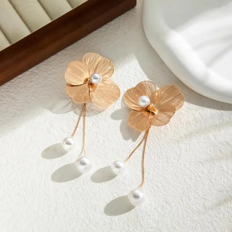 Σκουλαρίκια Κρεμαστά με Λουλούδι και Μαργαριτάρια χρυσά