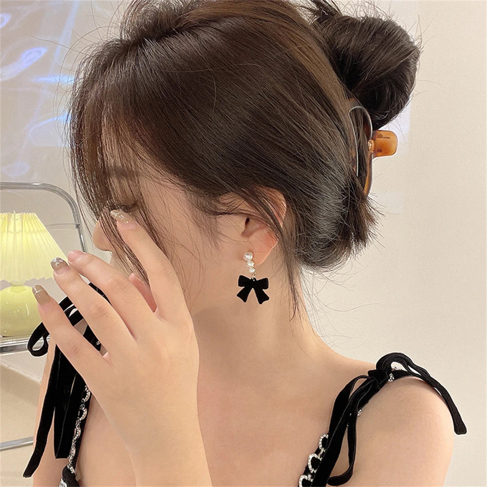 Κρεμαστά Σκουλαρίκια με Μαργαριτάρια και Μαύρους Φιόγκους