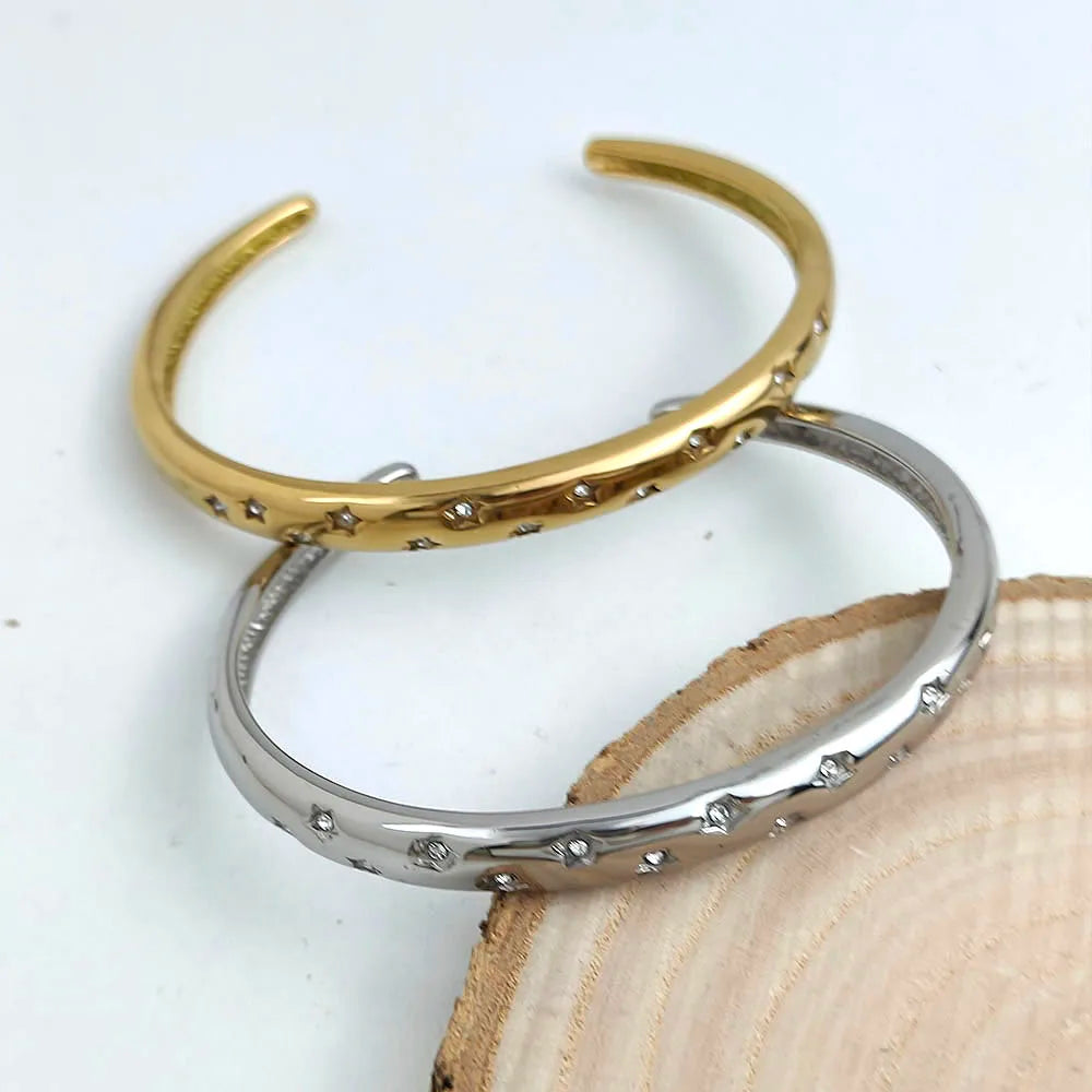 Κομψό βραχιόλι με χρυσά αστέρια και ουράνια σώματα