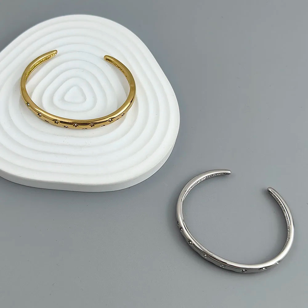 Κομψό βραχιόλι με ασημένια αστέρια και ουράνια σώματα