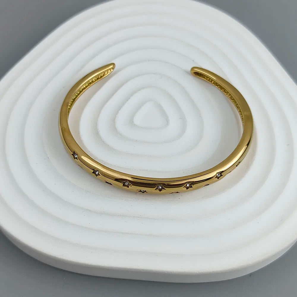 Κομψό βραχιόλι με χρυσά αστέρια και ουράνια σώματα