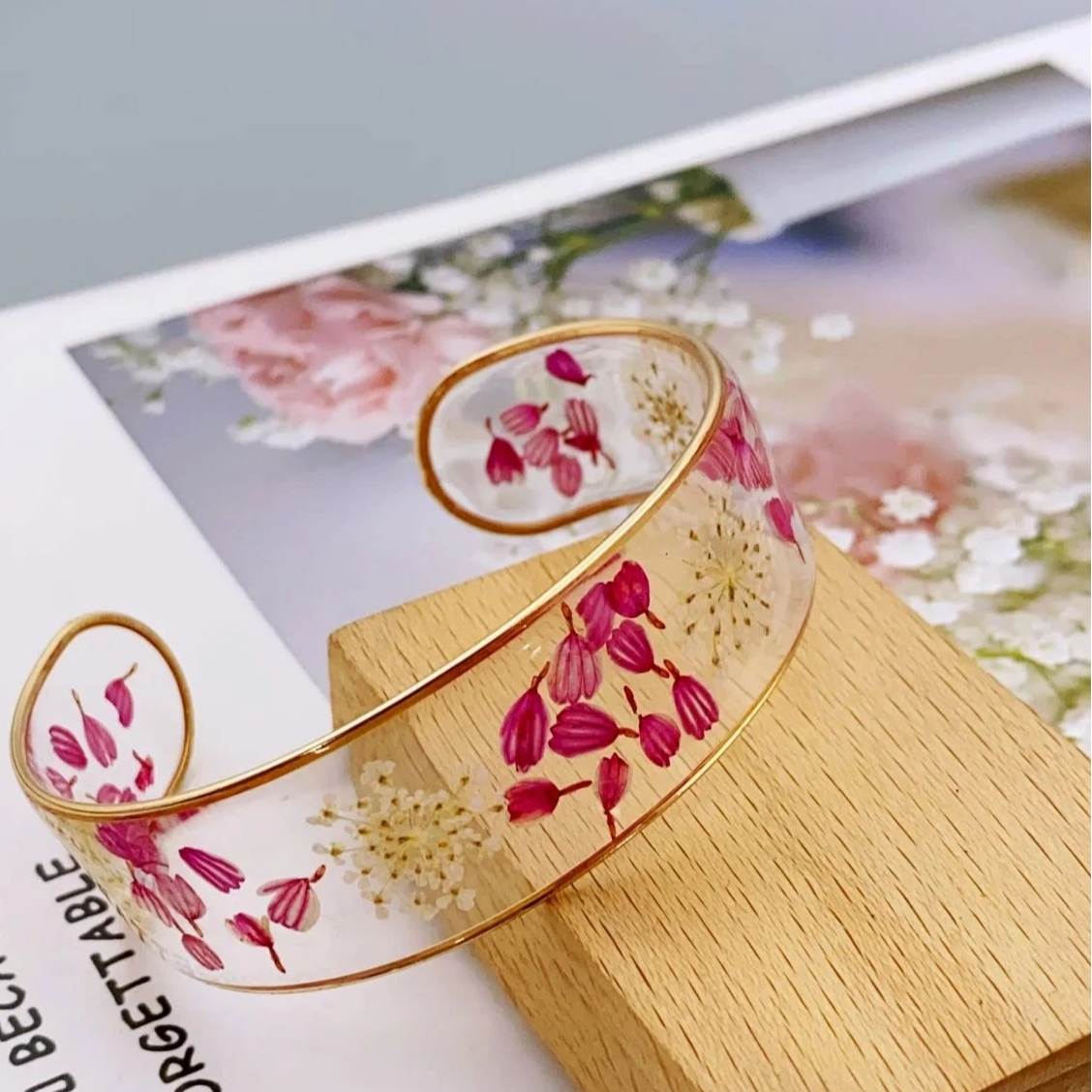 Βραχιόλι Gourmette με λουλούδι από διαφανή ρητίνη κόκκινο a