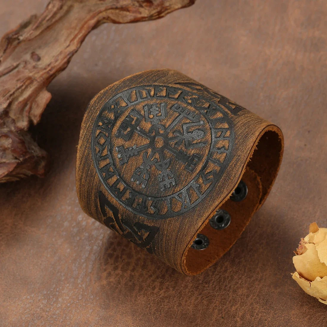 Bracelet Viking Vegvisir en cuir marron foncé