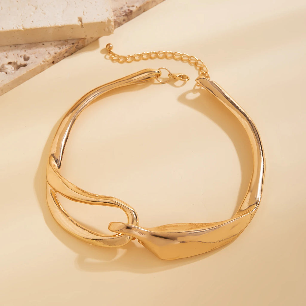 Collier à texture audacieuse géométrique