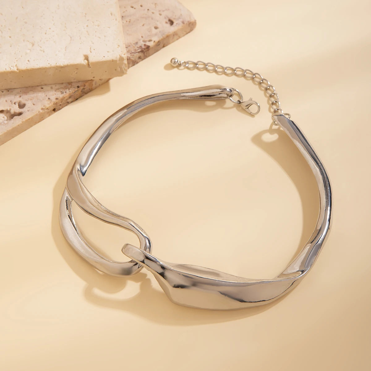 Collier à texture audacieuse géométrique