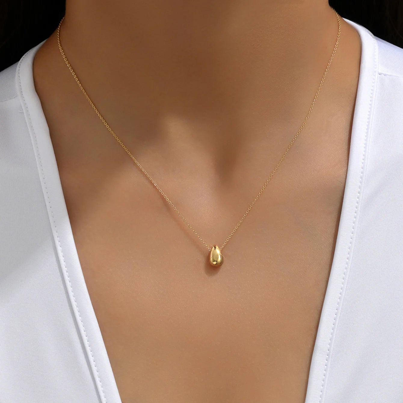 Κολιέ με Λεπτό Κρεμαστό Σταγόνα Νερού χρυσό