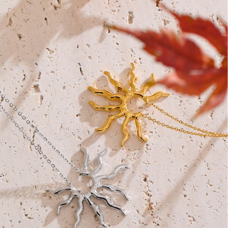 Collier avec grand pendentif demi-soleil aux rayons ondulés or