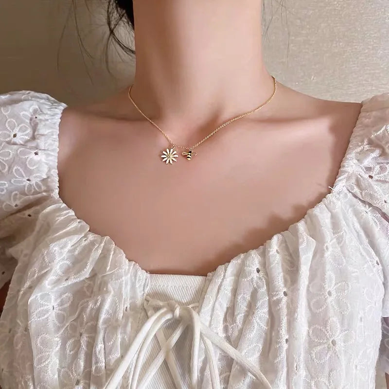 Κολιέ με κρεμαστό μελισσάκι και άνθος μαργαρίτας