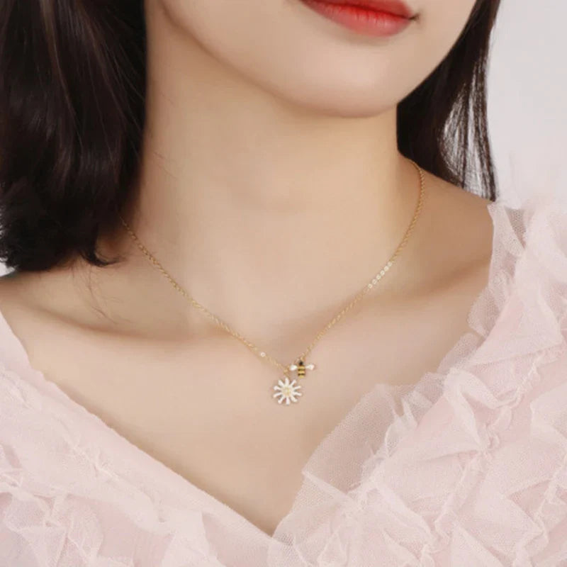 Κολιέ με κρεμαστό μελισσάκι και άνθος μαργαρίτας