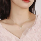 Κολιέ με κρεμαστό μελισσάκι και άνθος μαργαρίτας