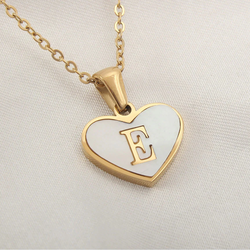 Κολιέ με λευκό καρδιά-μενταγιόν με αρχικό e