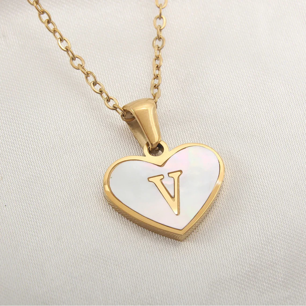 Κολιέ με λευκό καρδιά-μενταγιόν με αρχικό v