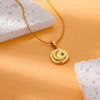 Collier avec pendentif croissant de lune et étoile sertie d'un zircon bleu