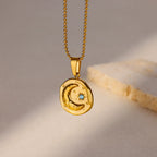 Collier avec pendentif croissant de lune et étoile sertie d'un zircon bleu