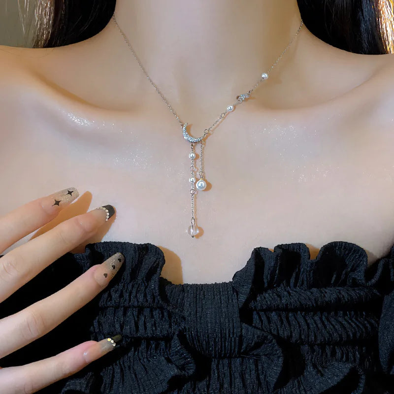 Κολιέ με μενταγιόν σε σχήμα ημισελήνου και πέρλες