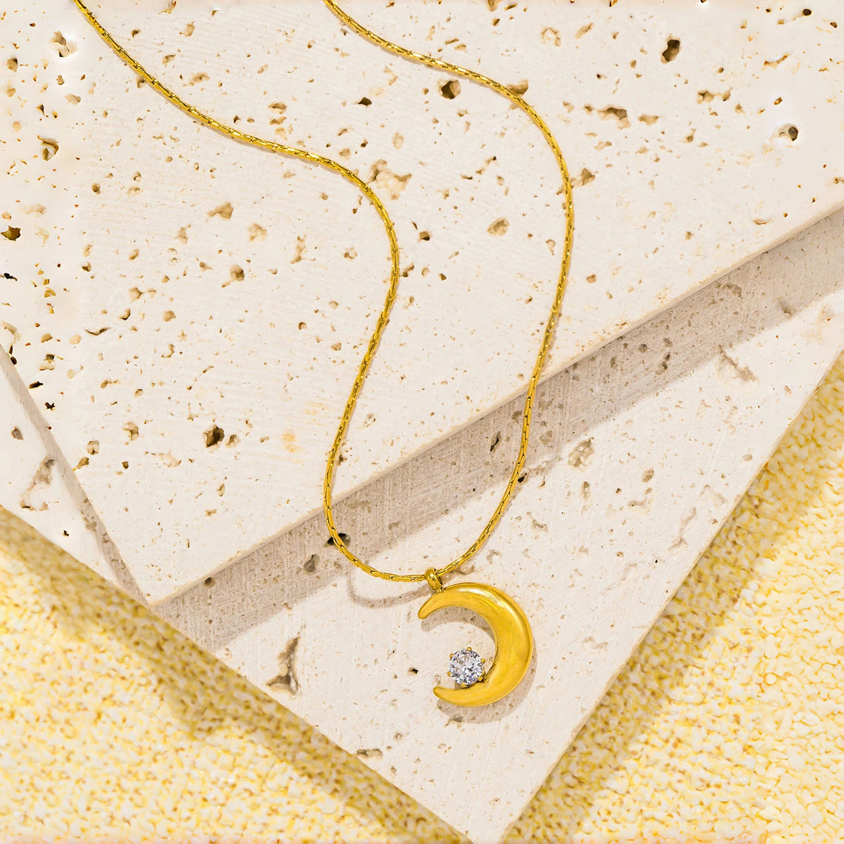 Collier avec pendentif croissant de lune et étoile solitaire couchée or