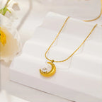 Collier avec pendentif croissant de lune et étoile solitaire couchée or