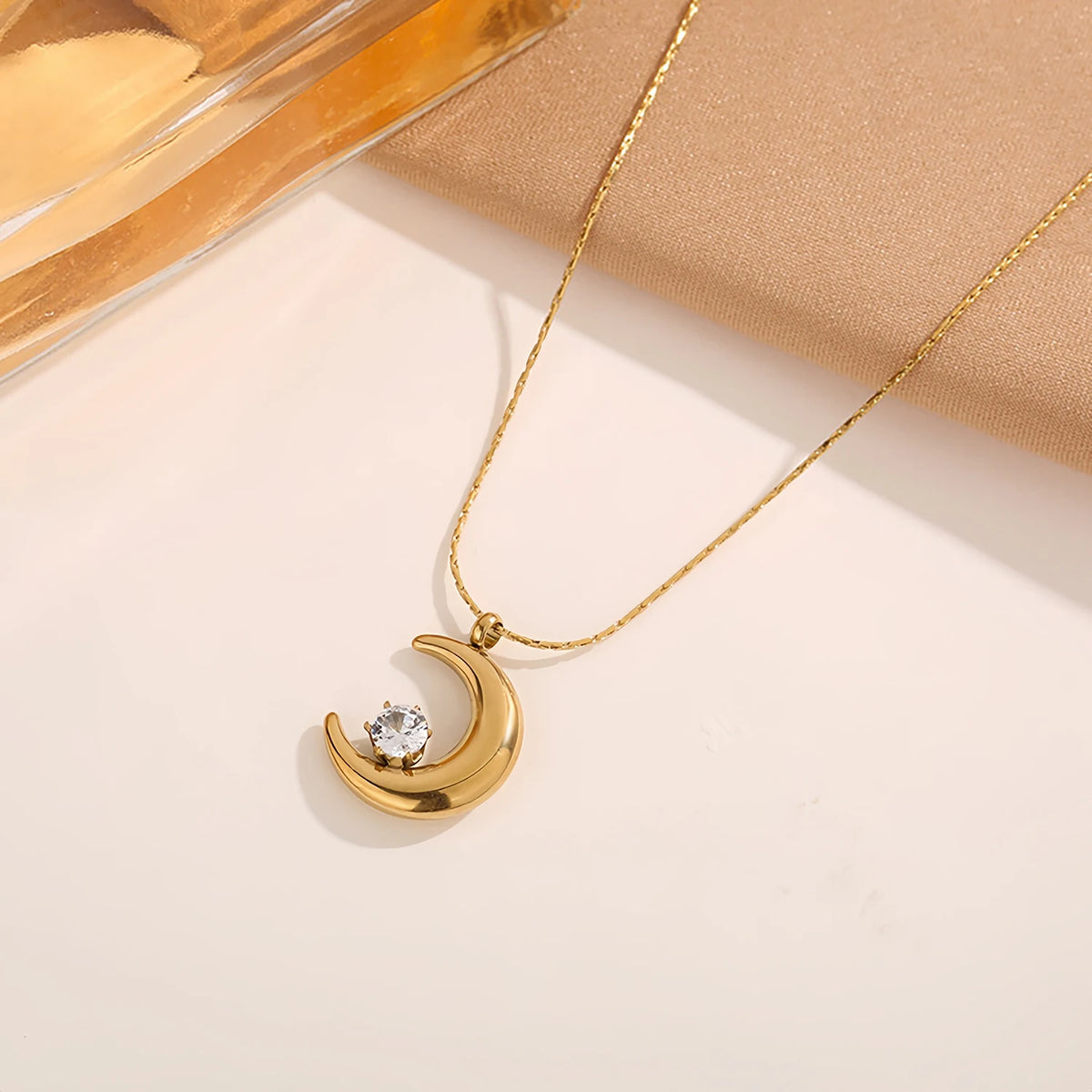 Collier avec pendentif croissant de lune et étoile solitaire couchée or