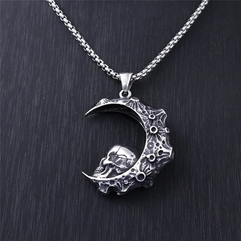 Collier avec Pendentif Croissant de Lune et Tête de Mort