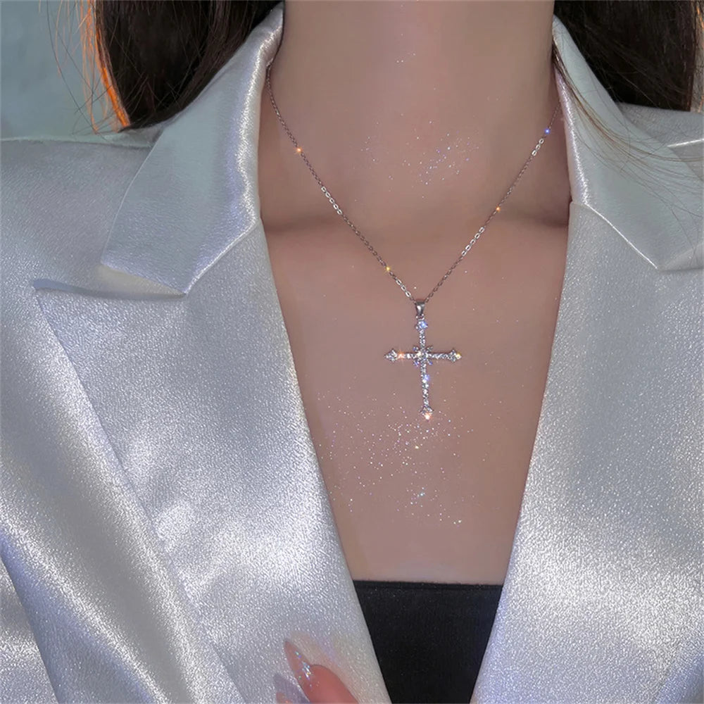 Collier avec Pendentif Croix en Zircon