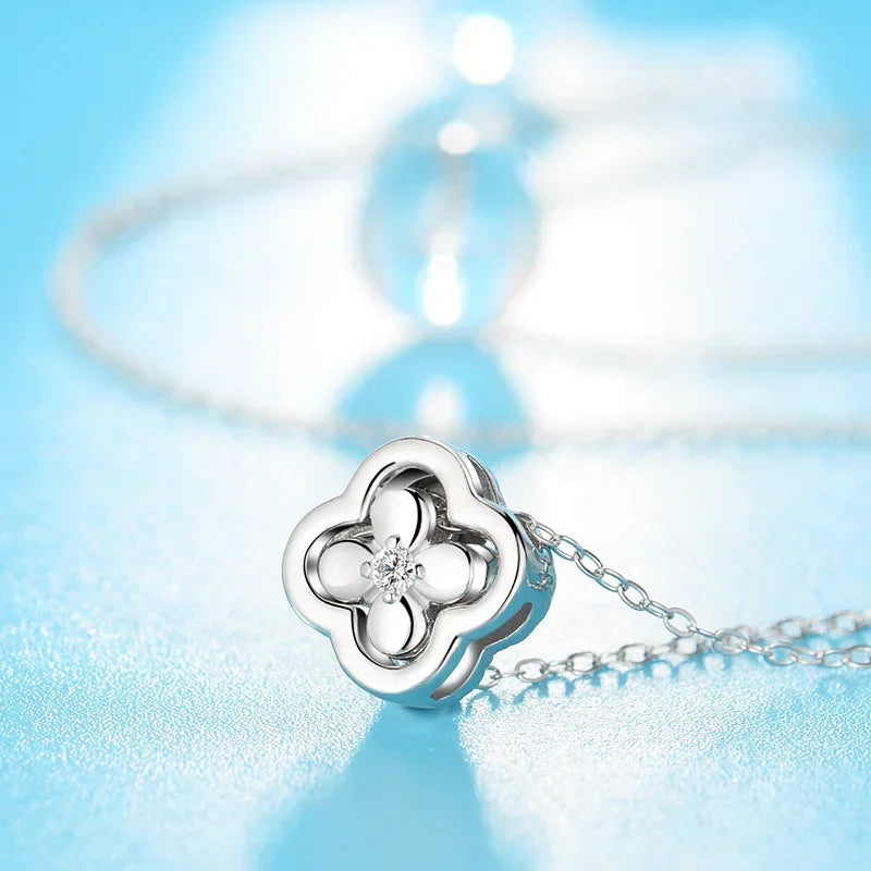 Κολιέ με μενταγιόν σε σχήμα τετράφυλλου τριφυλλιού με ζιργκόν ασημί