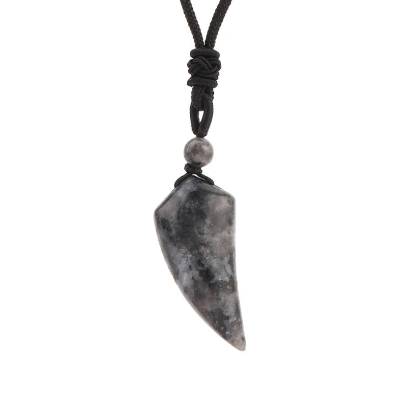 Collier avec Pendentif en Pierre Naturelle Dent de Requin Labradorite noire